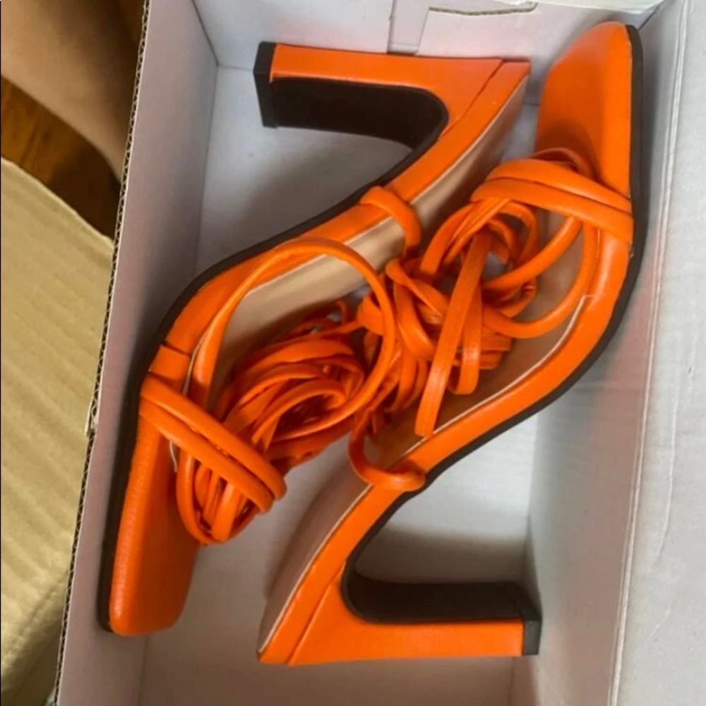 Minimalist Tie Leg Chunky Heels